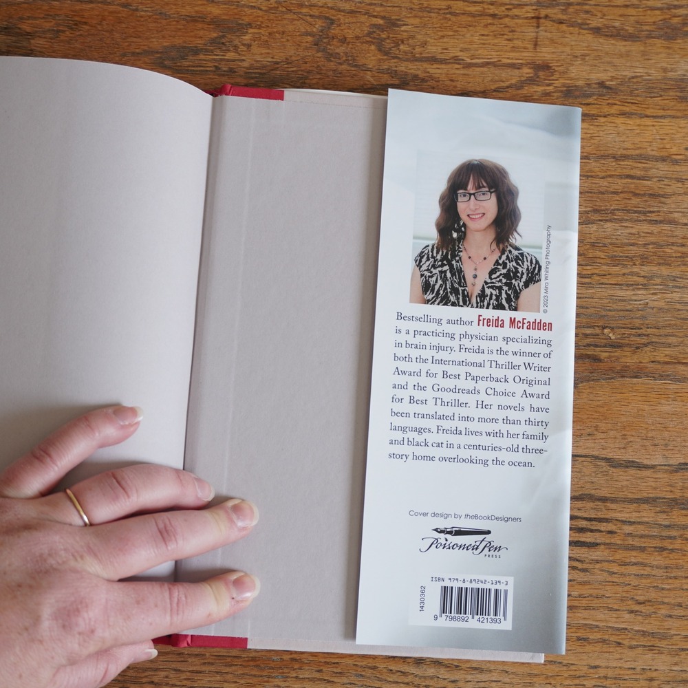 The Boyfriend Freida McFadden Book of the Month BOTM Hardcover Thriller 2024 - Picture 4 of 5